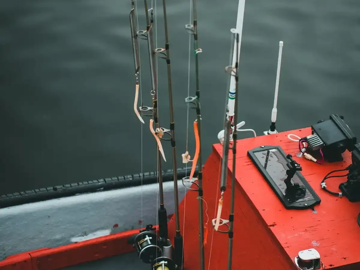 Cañas, carretes y equipo preparado para un charter de pesca