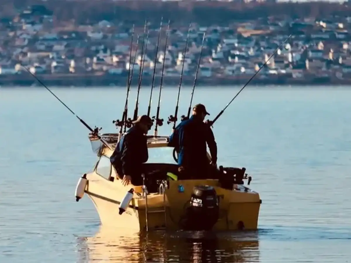 Charter de pesca en la entrada del Estrecho